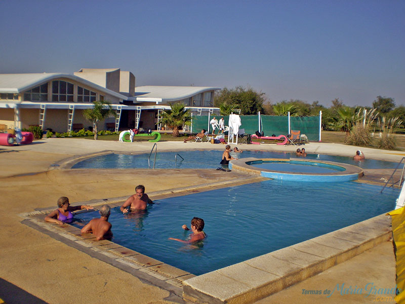 Piscinas y edificio principal del complejo termal